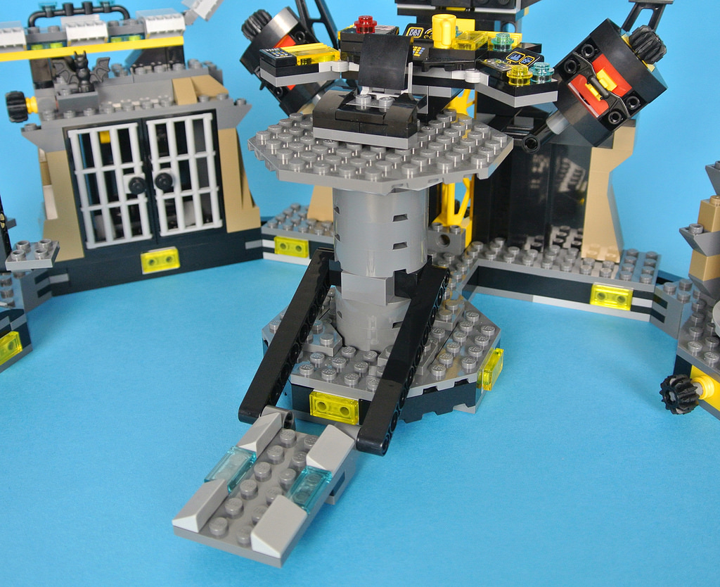 Нападение на Бэтпещеру Лего 70909